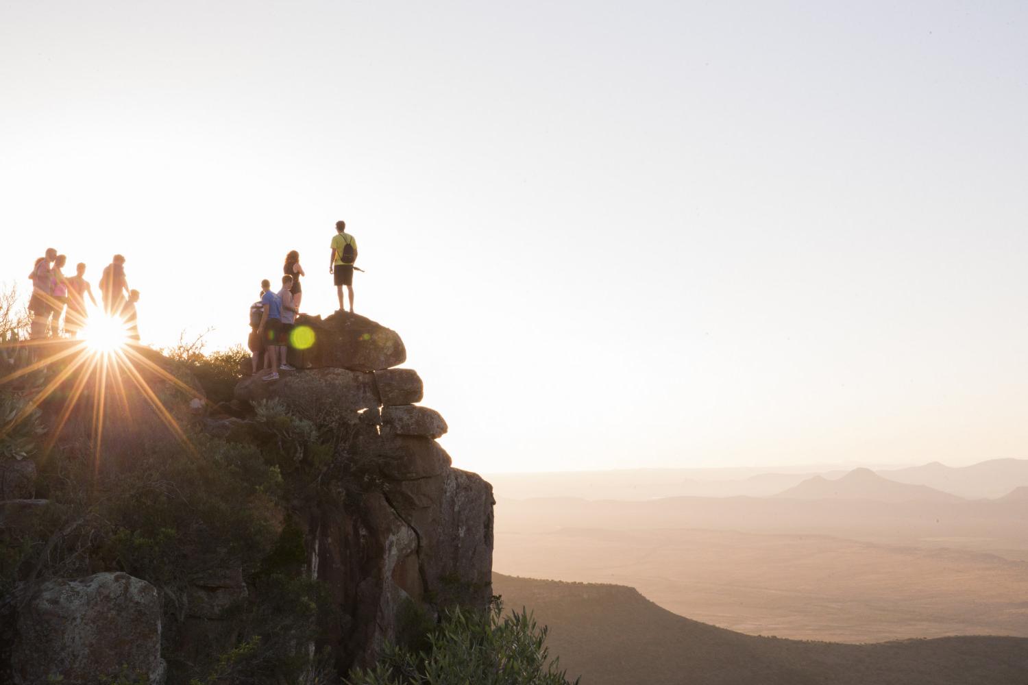 学生们在j学期的南非游学之旅中欣赏风景.
